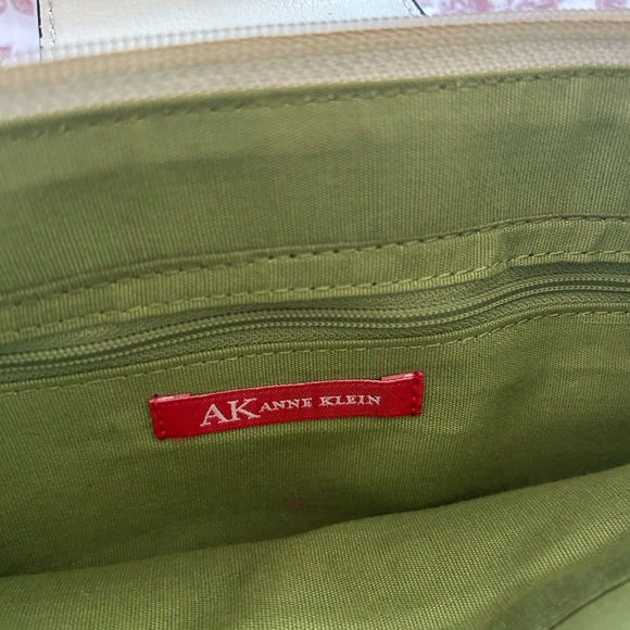 Anne Klein white small hand bag, with silver buckle - Picture 2 of 3